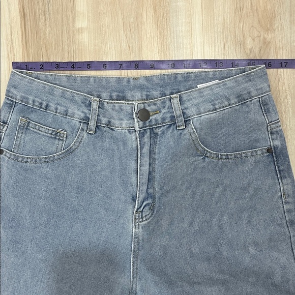 NWOT Women’s Jeans Medium Light Blue Relaxed Straight Leg Mom Jean Zipper Fly - Picture 7 of 10